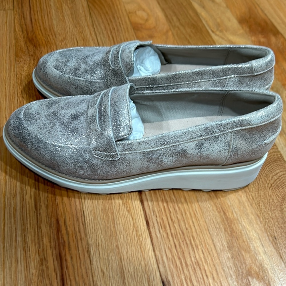 Final sale flash sale— nwt Clark’s loafers